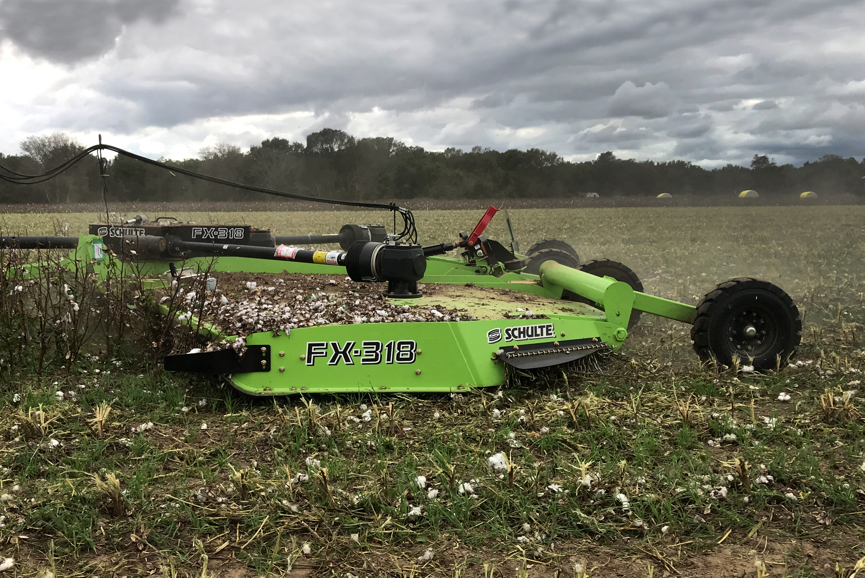 Sichelmulcher FX 318 von Schulte bei der Bearbeitung großer Grünflächen